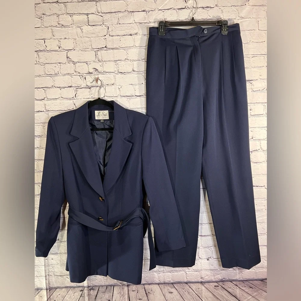 Le Suit. Ladies Dark-blue 2-piece pant suit. Size 12. - Picture 2 of 10